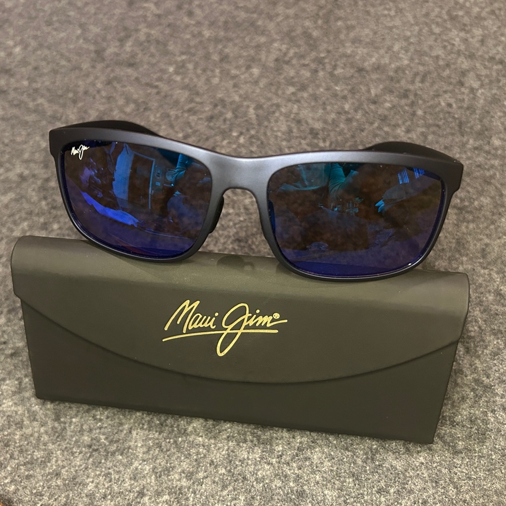 Maui Jim Huelo Sunglasses Blue Matte frame with blue Lenses; Pics do no justice!